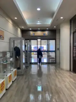 東棟駐車場 店舗入口