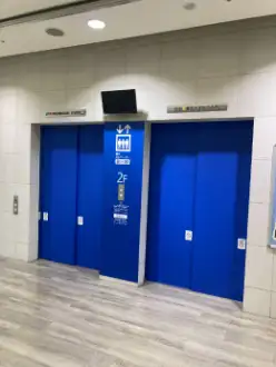 青色のエレベーター前
